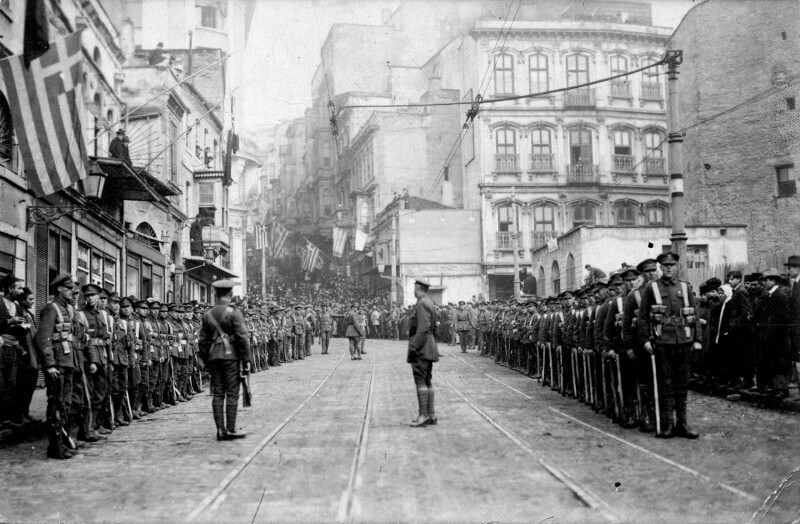 Парад британских войск на улицах захваченного Стамбула, январь 1919 года