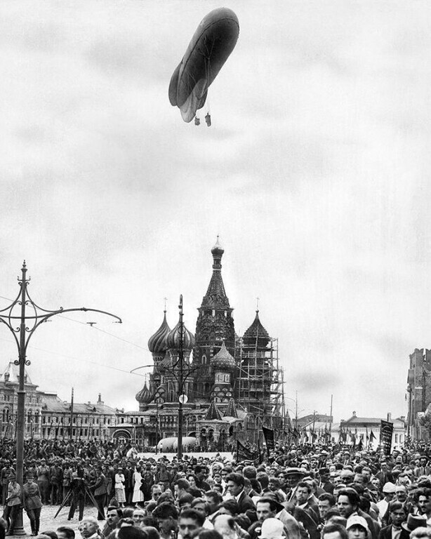 Дирижабль над Красной площадью. Москва, 1921