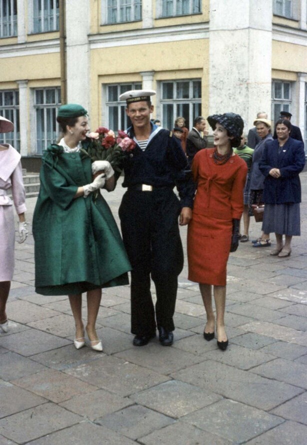 Модели Dior с моряком на улице в Москве, 1959 год.