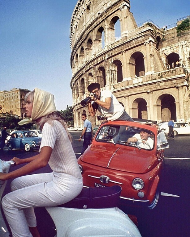 Папарацци Бритт Экланд и Питер Селлерс в Риме перед Колизеем, 1965 год.