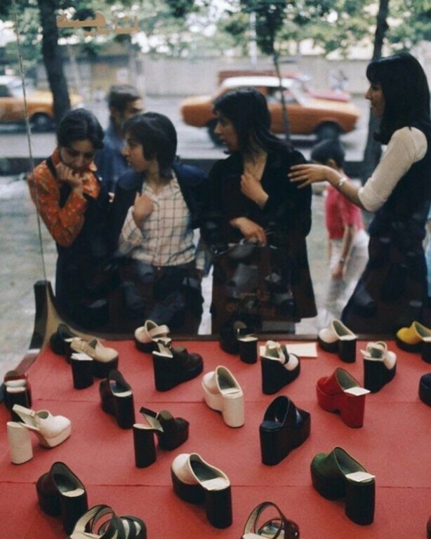 Девушки разглядывают туфли в витрине магазина, Тегеран, Иран, 1976 год