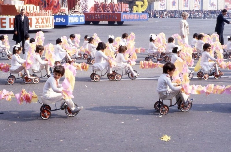 Дети на параде. Ереван, 1984 год.