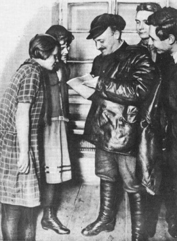Партийный идеолог Николай Бухарин подписывает для пионерского отряда "Долой куренье" обещание бросить курить, 1928 год, СССР