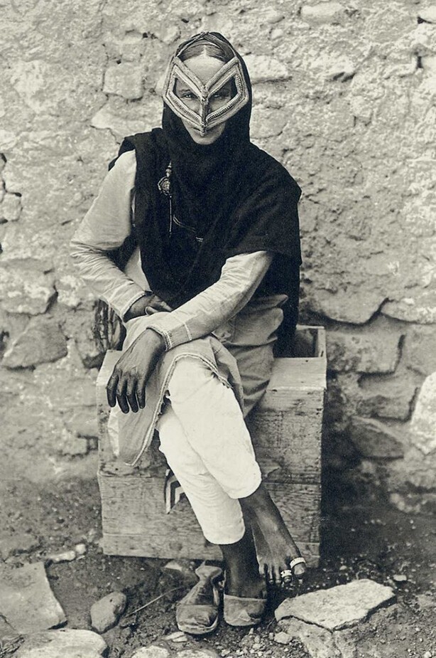 Арабская женщина в традиционной маске. Оман, 1905 г.