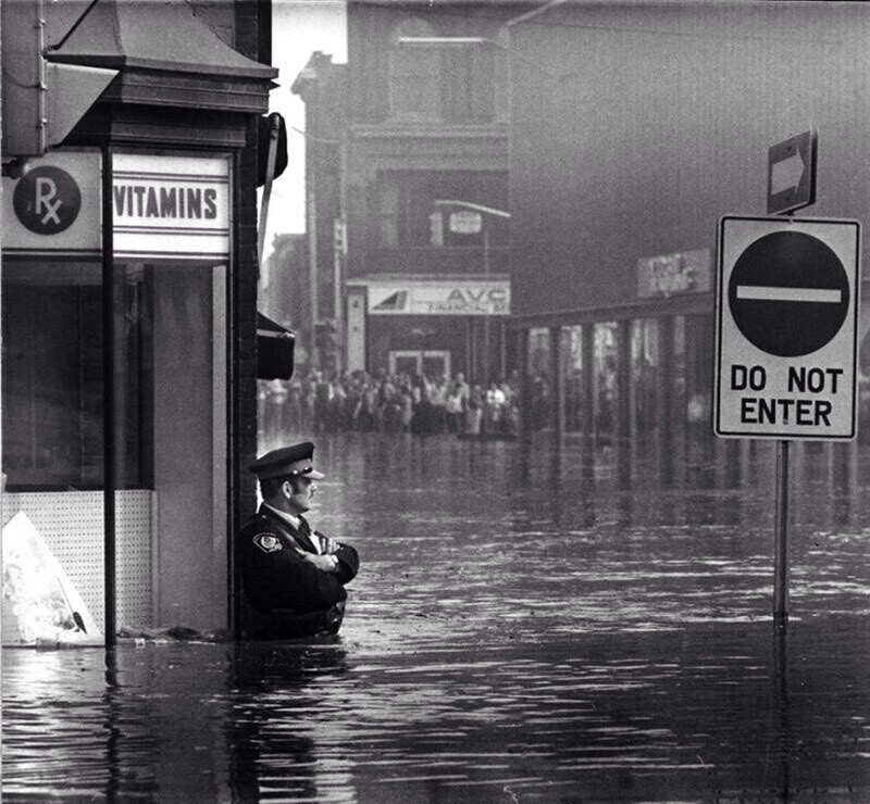 Канадский офицер охраняет аптеку от разграбления во время наводнения, 1974 г.