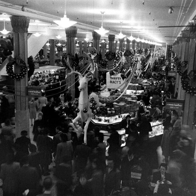 Торговые залы Macy's во время распродажи