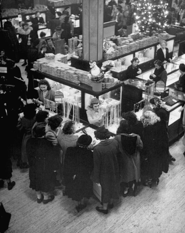 Как выглядела крупнейшая "Черная пятница" в Macy's 1948 года