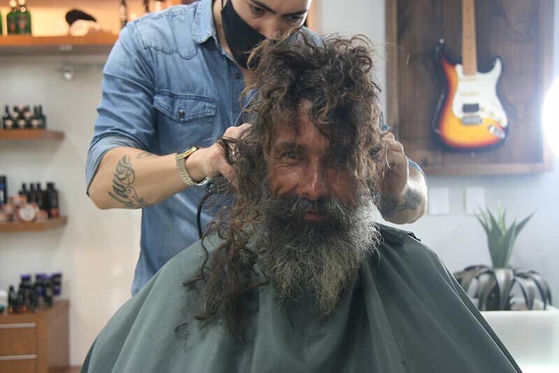 Это Жоао Коэльо Гимарайнш, который как-то зашёл в парикмахерскую, чтобы спросить, можно ли ему у них подстричь свою бороду
