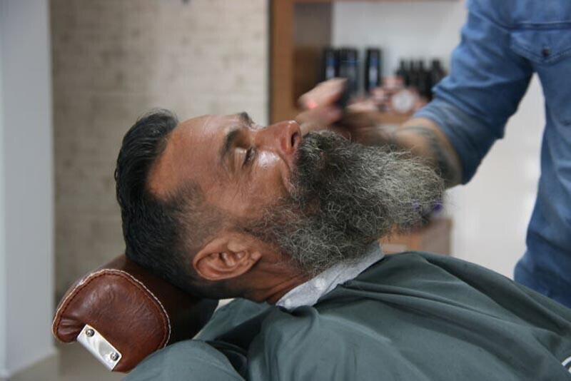 Они побрили и остригли мужчине волосы как на голове, так и на бороде, кроме того, они его вымыли