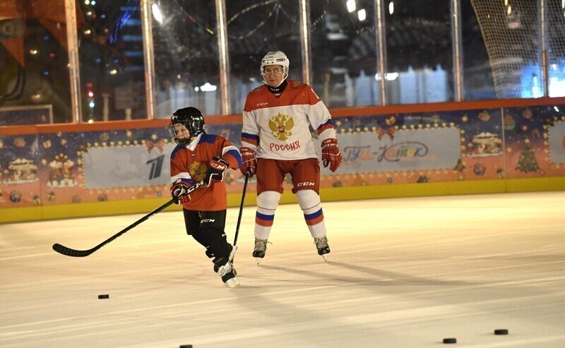 Путин исполнил мечту больного мальчика, сыграв с ним в хоккей у Кремля