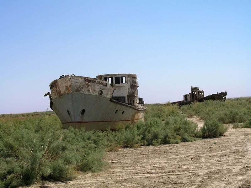 Брошенные корабли на суше в Узбекистане