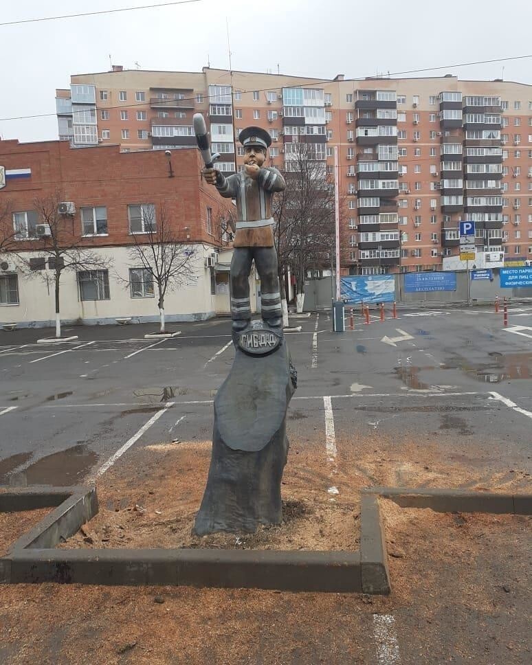 "Напилял нам произведение искусства": на Дону установили деревянный памятник гаишнику