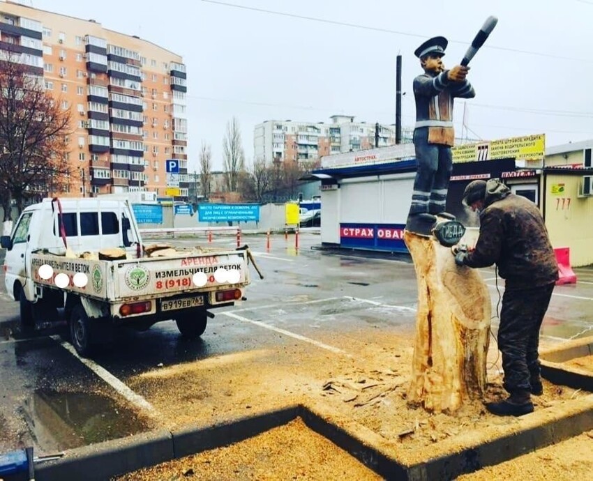 "Напилял нам произведение искусства": на Дону установили деревянный памятник гаишнику