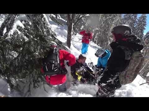 Спасение сноубордиста из снежного колодца 