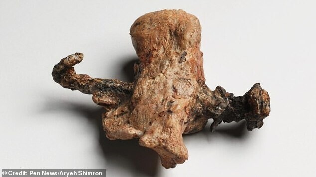 Аналогичная находка была обнаружена в октябре, когда группа ученых обнаружила гвозди с кусками костей и дерева