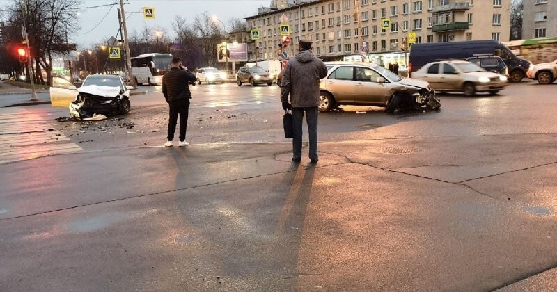 Не проскочил: столкновение двух автомобилей в Санкт-Петербурге