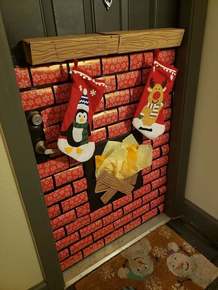 "Наша управляющая компания провела конкурс по украшению квартирных дверей к Рождеству. Приз - большая скидка с квартплаты, так что я старался, как мог"