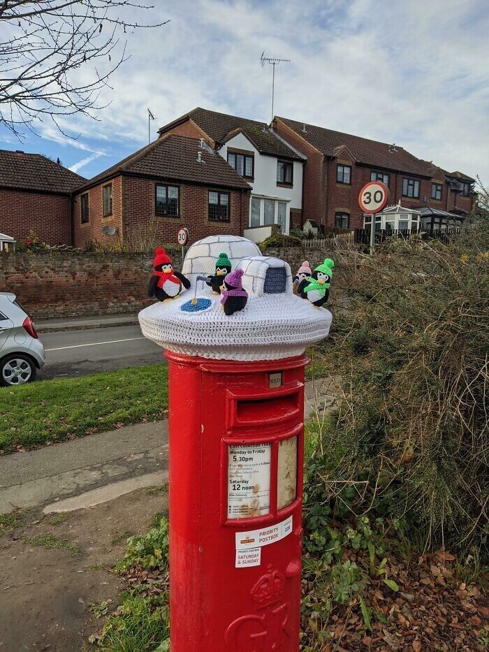 "Каждый год к рождеству кто-то из соседей украшает почтовый ящик на нашей улице вязаной шапочкой. Причем каждый раз новой"