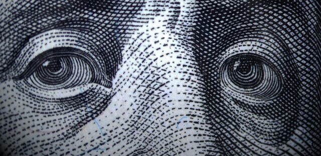 7. Глаза Бенджамина Франклина на банкноте в 100 долларов