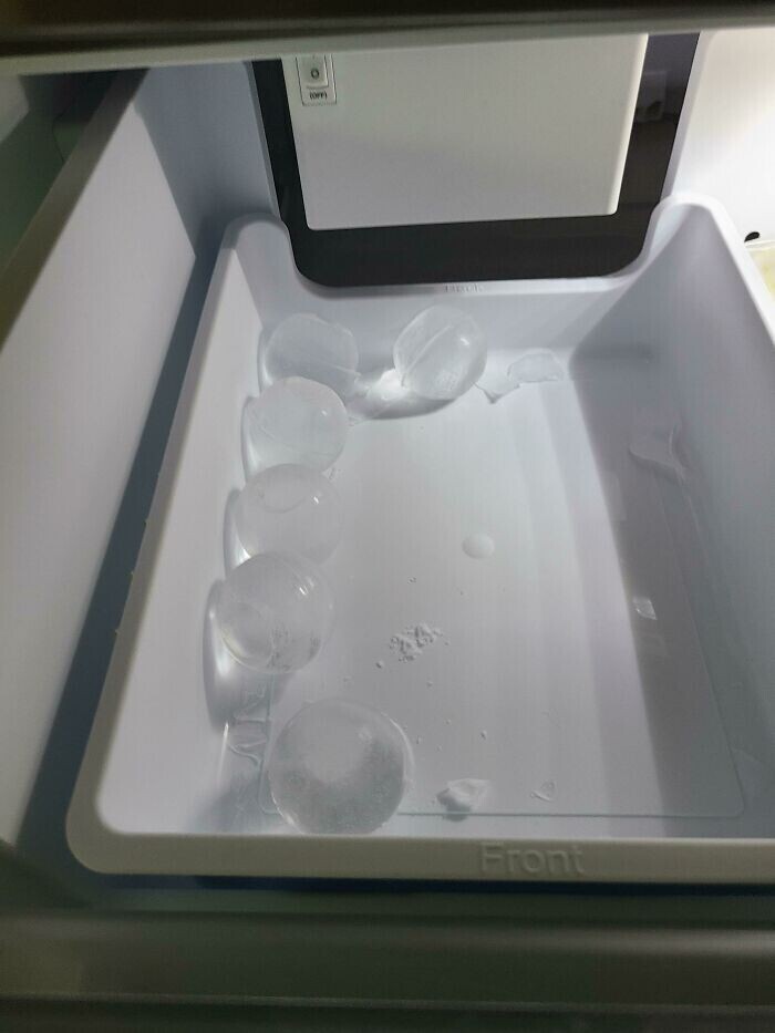 10. Морозилка, которая делает не ледяные кубики, а ледяные шарики