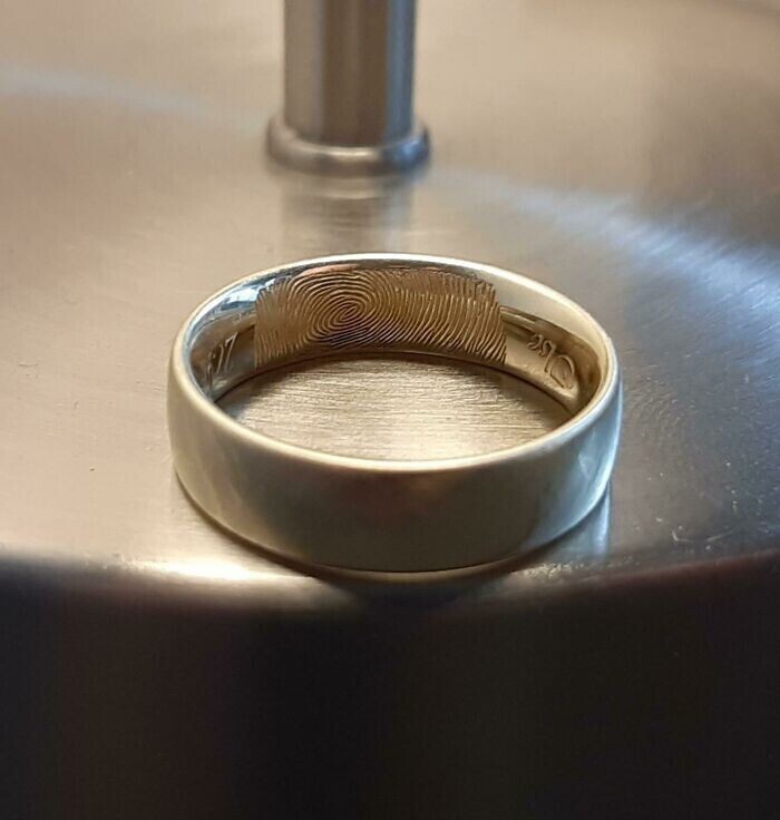 13. Обручальное кольцо, на котором выгравирован отпечаток пальца партнера