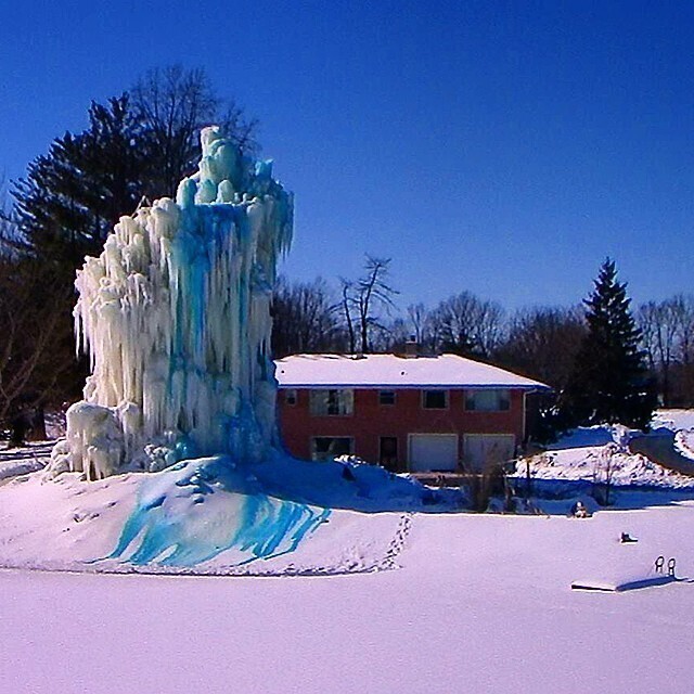 Cемья строит рядом с домом огромную ледяную скульптуру каждое Рождество