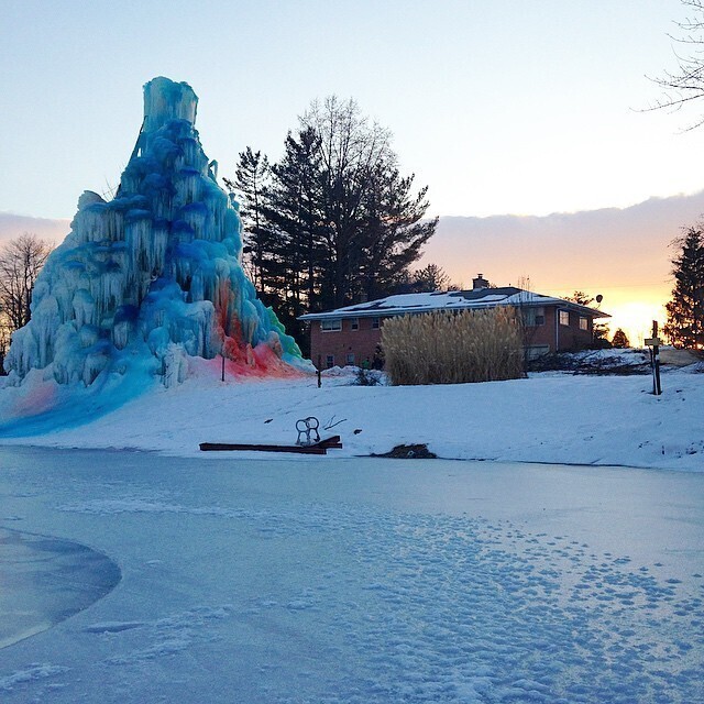 Cемья строит рядом с домом огромную ледяную скульптуру каждое Рождество