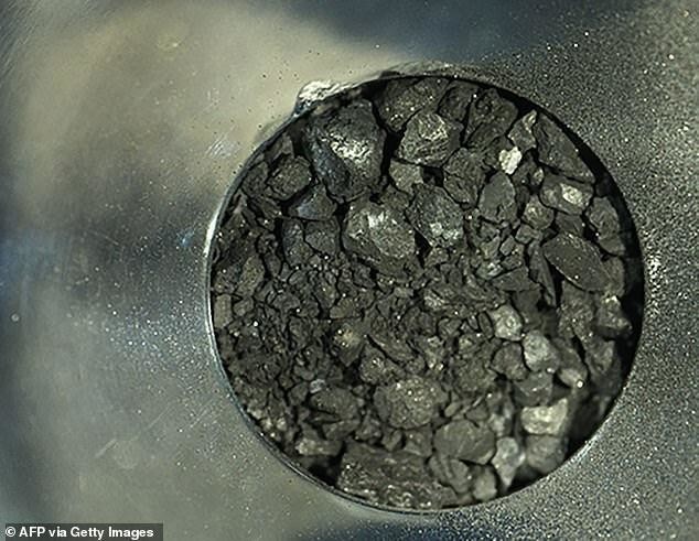 Ученые показали образцы грунта с астероида Рюгу