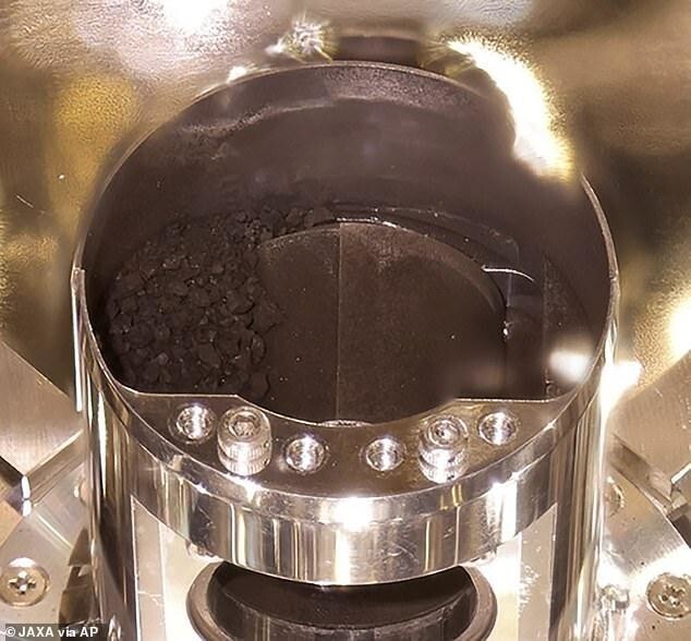 Ученые показали образцы грунта с астероида Рюгу