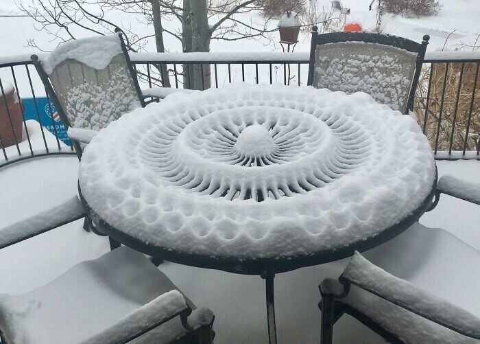 "Вот так снег украсил летний столик на веранде"