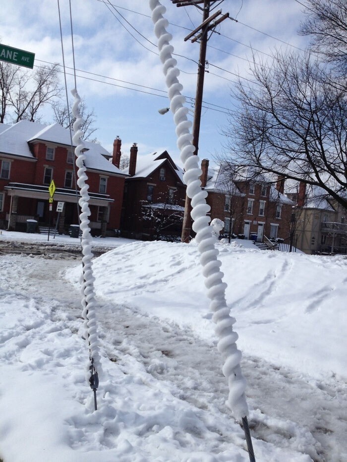 Подтаявший снег сходит с проводов идеальной спиралью