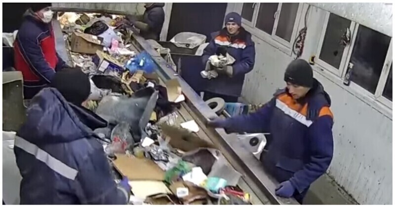 А это история из России: сотруднику предприятия по сортировке мусора попался кот в мешке