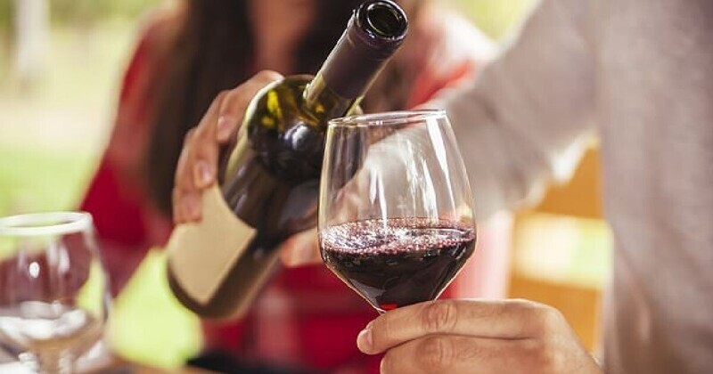 Учимся правильно наливать вино: советы профессиональных сомелье