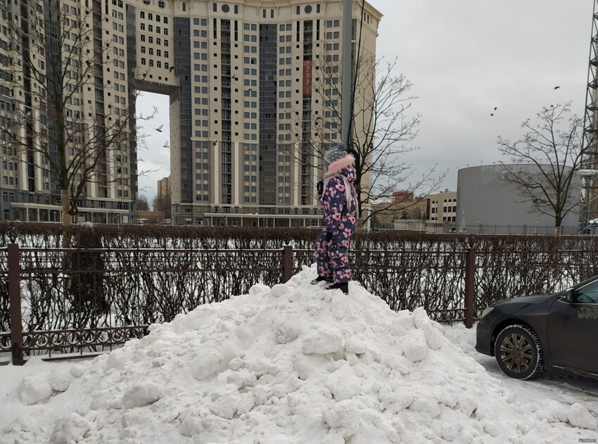 Не знаю: что ждёт её впереди