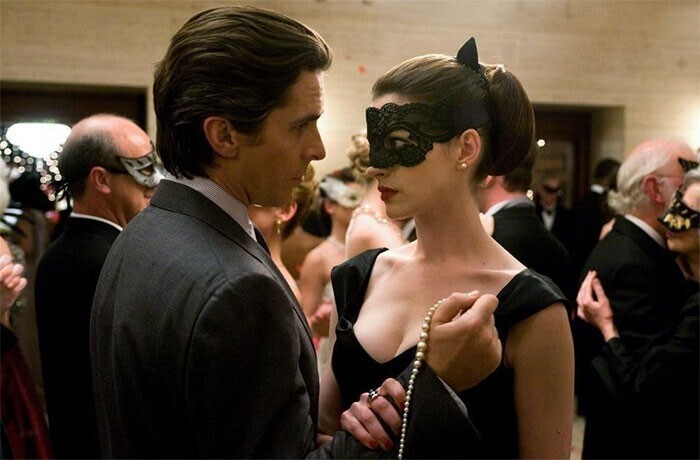 В фильме "Темный рыцарь" 2012 Брюс не был в маске на маскараде - потому что он считает Бэтмена своей истинной личностью, а Уэйна - маскировкой. Когда Селина спросила: "За кого ты себя выдаешь?" Он ответил: "Брюс Уэйн, эксцентричный миллиардер"