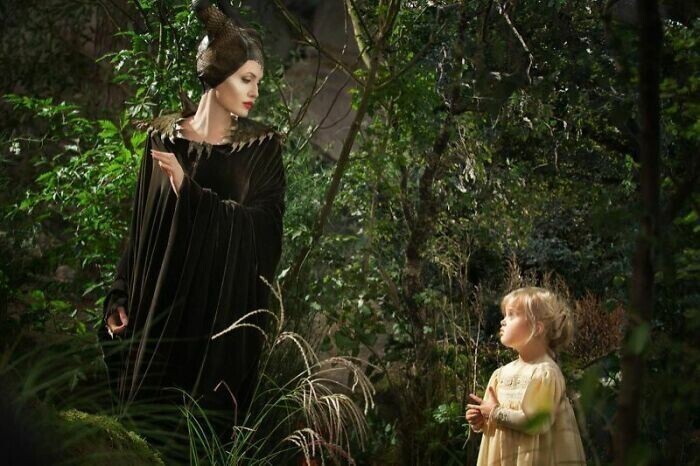 В фильме "Малефисента" (2014) маленькую Аврору сыграла дочь Анджелины Джоли и Брэда Питта, 5-летняя Вивьен. Девочку утвердили, потому что она была единственной из младших детей Джоли, кто не боялся ее в гриме Малефисенты