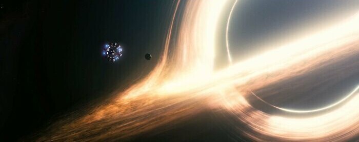 В "Интерстелларе" (2014) черная дыра была настолько научно точна, что потребовалось около 100 часов, чтобы визуализировать каждый кадр. Каждая секунда с черной дырой в фильме заняла около 100 дней обработки