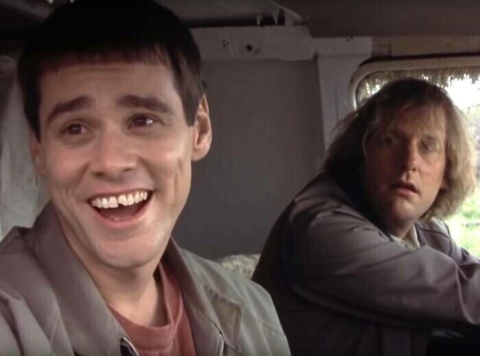 В "Тупом и еще тупее" (1994) сколотый зуб Ллойда - настоящий. В детстве один хулиган сломал Джиму Керри этот зуб, а затем его восстановили. Но для съемок фильма Керри решил восстановить скол, чтобы придать "дурашливости" своему персонажу