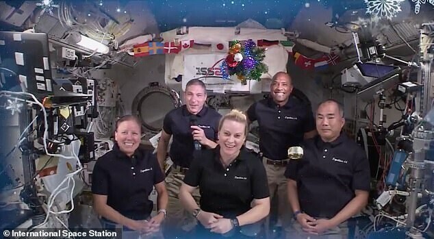 Космонавты на МКС отметили Рождество