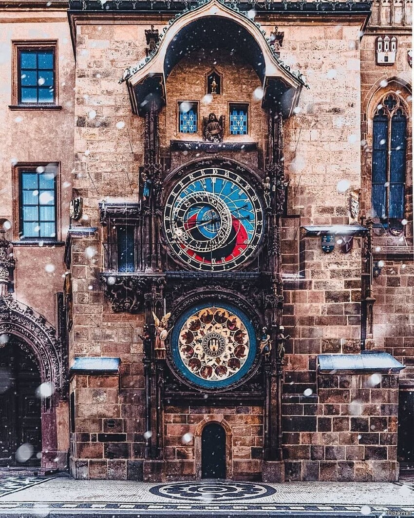 Пражские астрономические часы, установленные в 1410 году, являются третьими п...