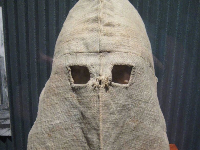 Маска для преступников, Австралия. Заключенных из одиночных камер выводили в этой маске на прогулку, чтобы они не могли общаться ни с кем