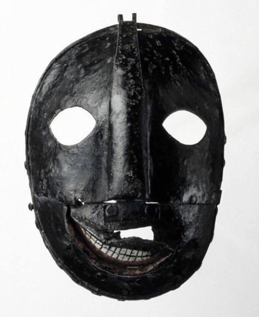 Эта пугающая маска принадлежит палачу 18 века, он нёс смерть с нарисованной «улыбкой».