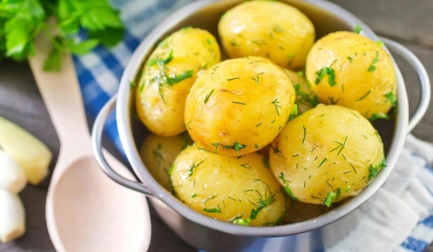 Картофель для оливье лучше варить в мундире и опускать не в холодную, а кипящую воду: так овощ будет вкуснее