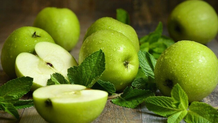 Если не желаете мариновать лук - используйте яблоки - два средних кисло-сладких яблока  нарежьте очень мелкой соломкой, заправьте соком половины лимона и положите на слой лука. Яблоко смягчит вкус лука, салат получится нежнее