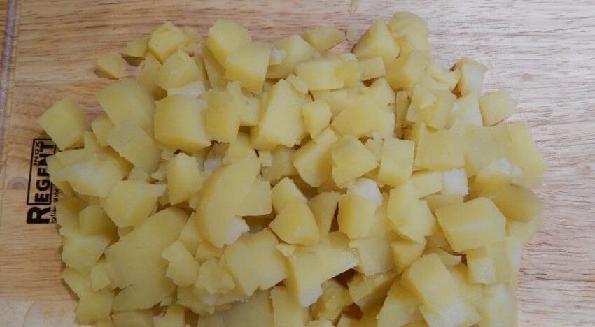 Чтобы картофель не разварился, и клубни остались целыми, можно добавить в кипящую воду ложку 6% уксуса на 1 л воды