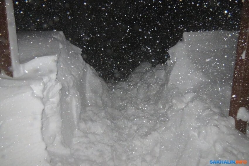 "Ты на работу?": в Сахалинской области местным жителям приходится пробираться сквозь снег