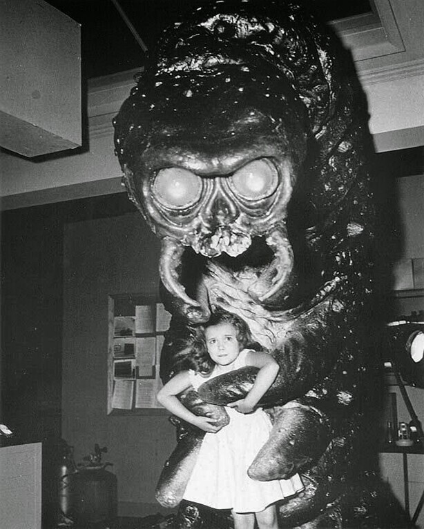 Фотография со съёмок фильма "Монстр, который бросил вызов миру" (The Monster that Challenged the World), 1957 г.