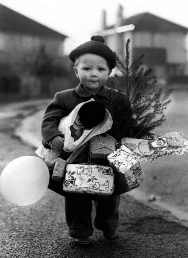 Мальчик с полным рождественским набором. Франция, 1934 г.