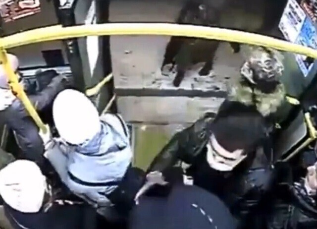 Психанул: за попытку расплатиться крупной купюрой кондуктор автобуса в Хабаровске избил пассажира