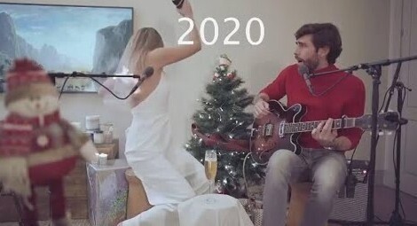 Проводила 2020 с огоньком: волосы певицы загорелись от свечи, пока она исполняла рождественский хит